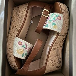 Crown Vintage Daisy Tan and Cream Floral Wedges. NWT